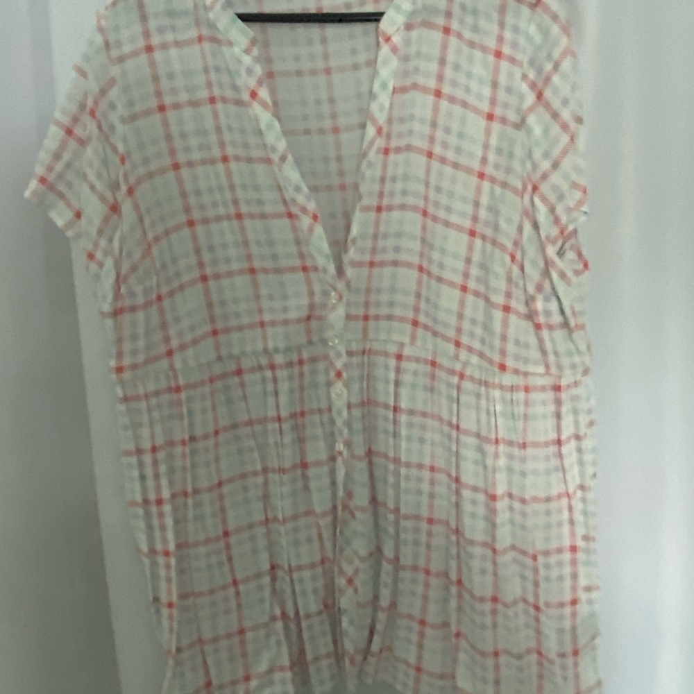 Torrid Size 2 Cotton short sleeve shirt.  Never worn.  Wear with summer shorts .
